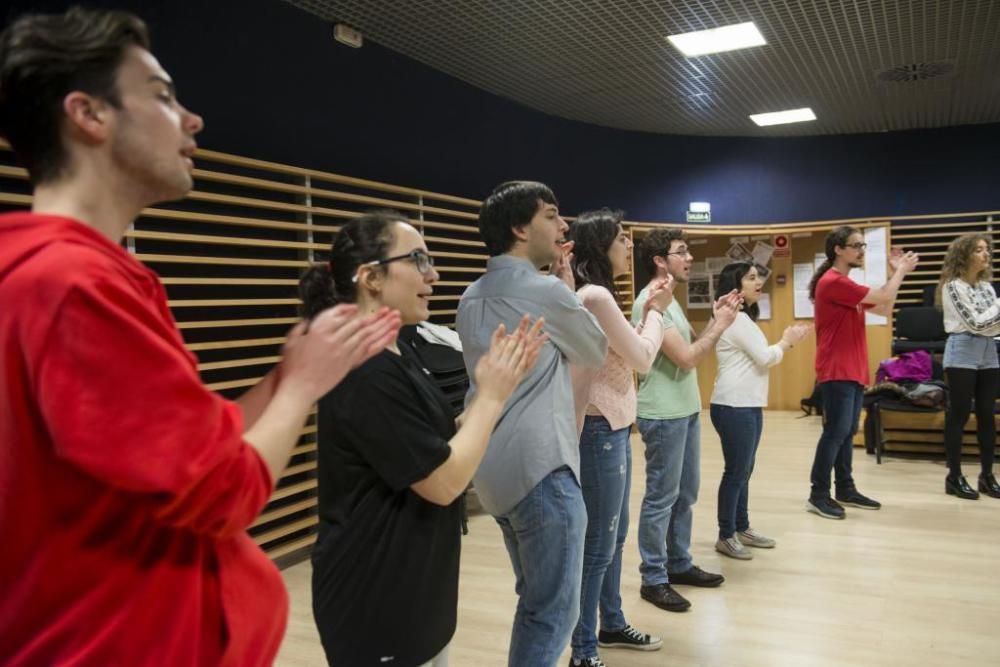 Sesión de expresión corporal en los ensayos del Joven Coro de la Fundación Princesa de Asturias