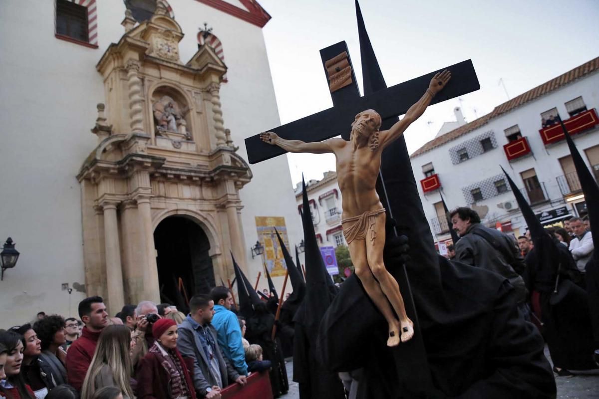 El Vía Crucis enseña el recogimiento de la Semana Santa cordobesa