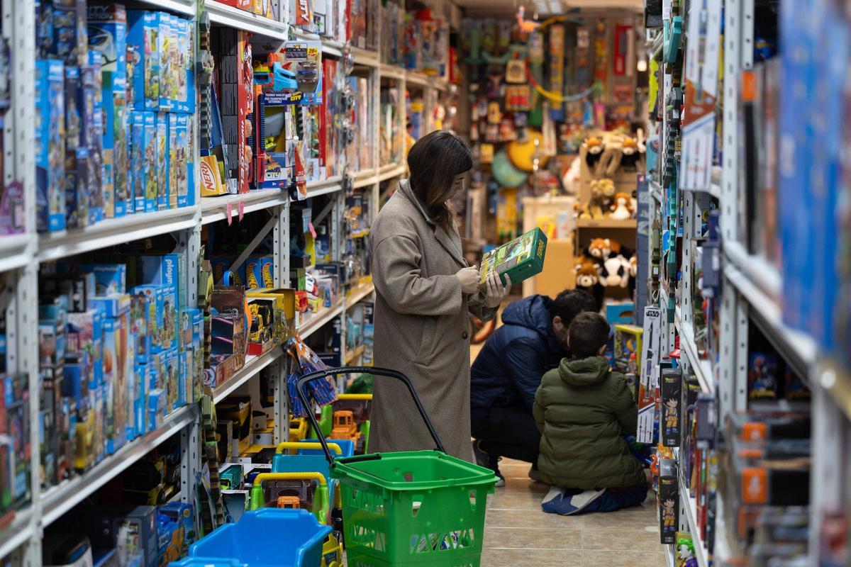 Galería de imágenes de una juguetería en la previa de Navidad y Reyes