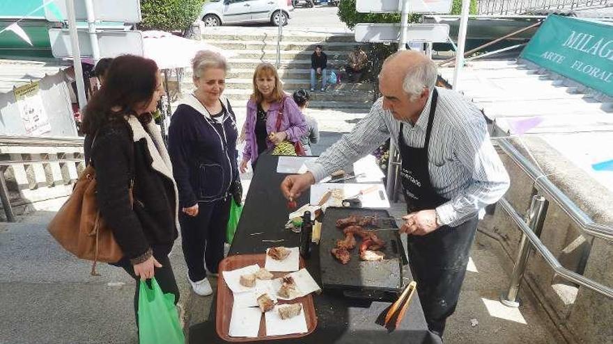 Uno de los puestos que servía pinchos. // Iñaki Osorio