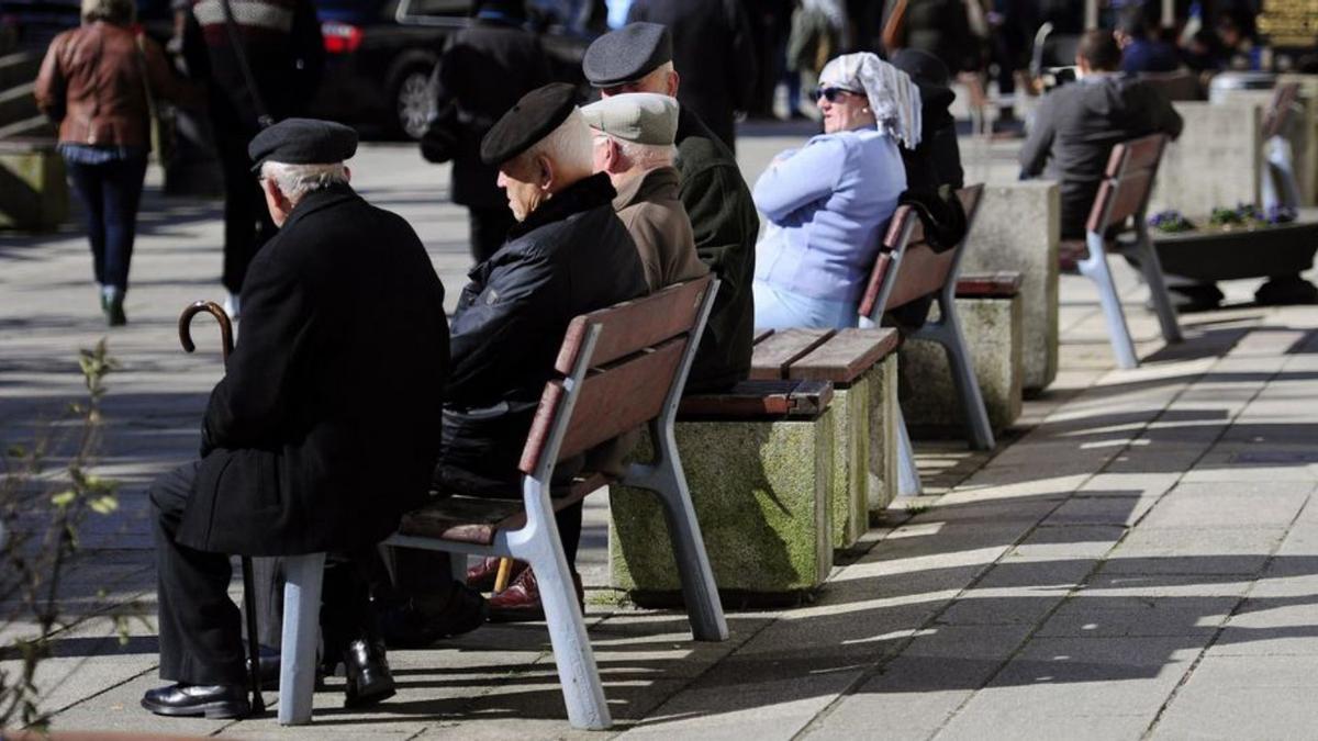 Gent gran en un espai públic