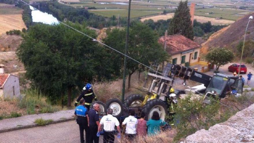 Los servicios de emergencia, junto al tractor volcado