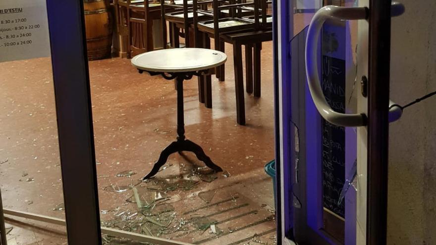 La porta del bar amb els vidres trencats després que uns lladres entressin a robar