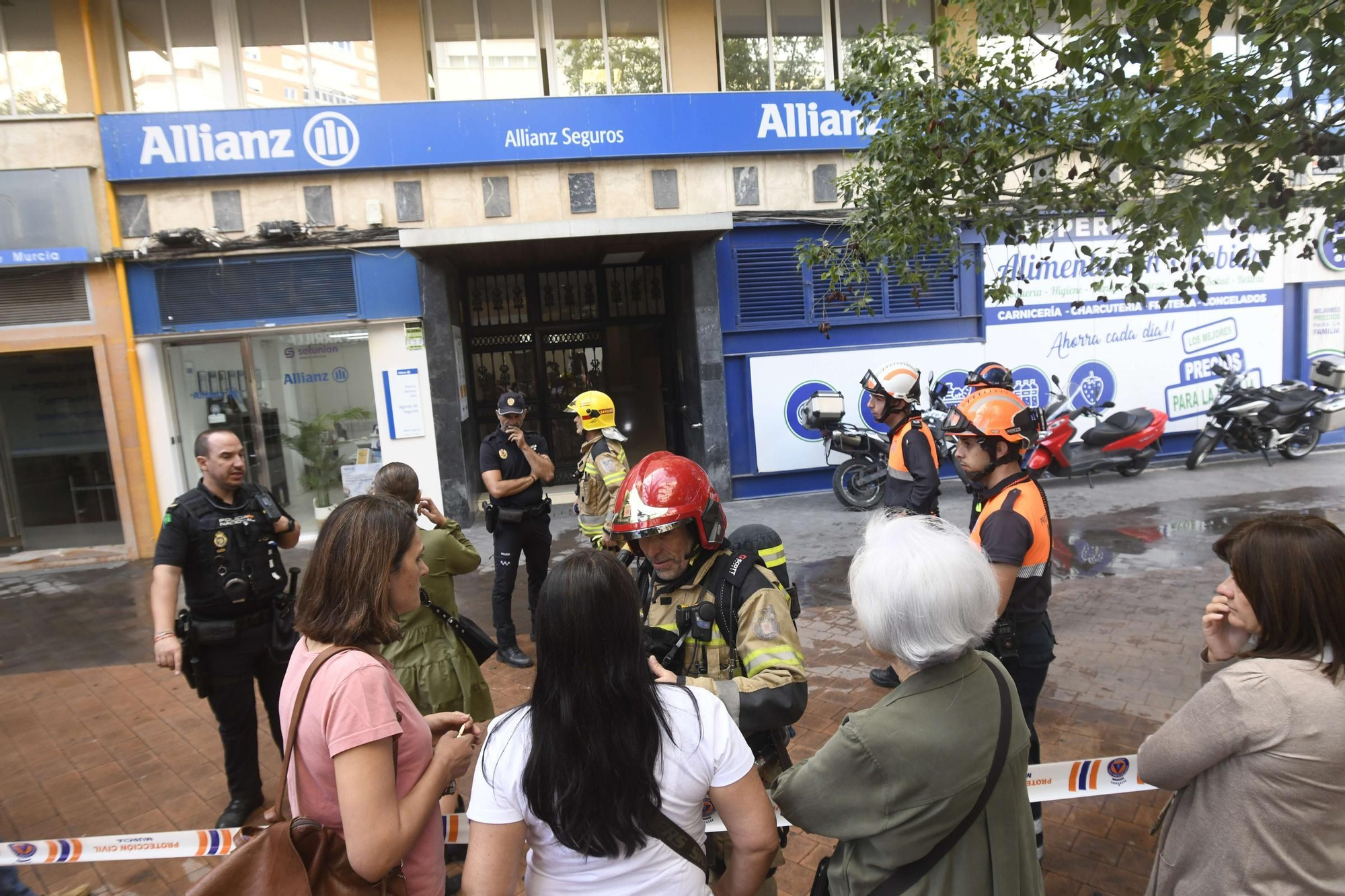 El incendio de un edificio en la Plaza Condestable, en imágenes