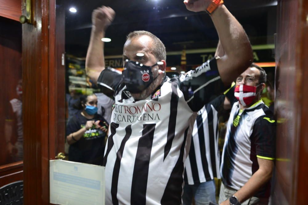 La afición celebra el ascenso del FC Cartagena