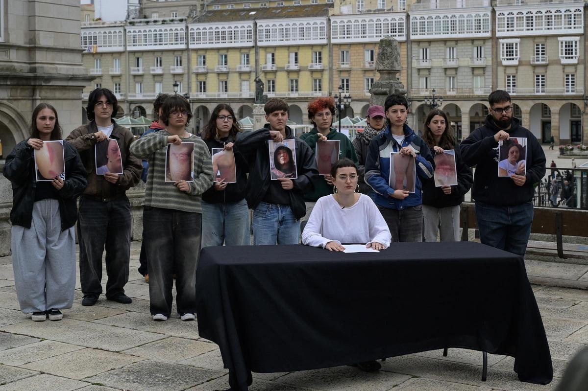 Miembros de la CMS protestaron esta tarde de forma pacífica en A Coruña, mostrando las heridas de algunos jóvenes.