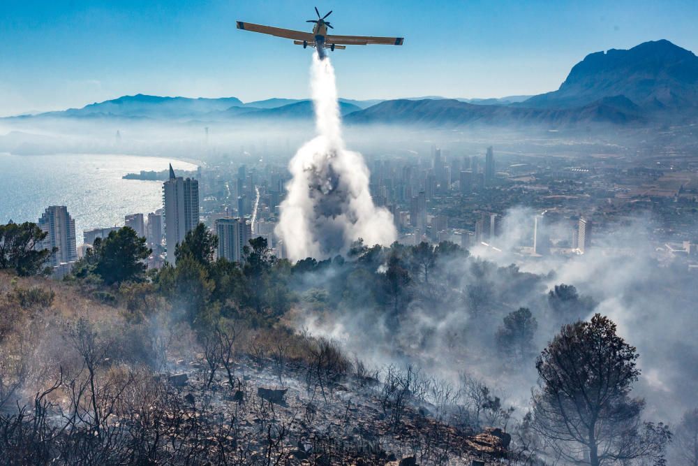 Los bomberos trabajan para sofocar un incendio en el parque de Serra Gelada