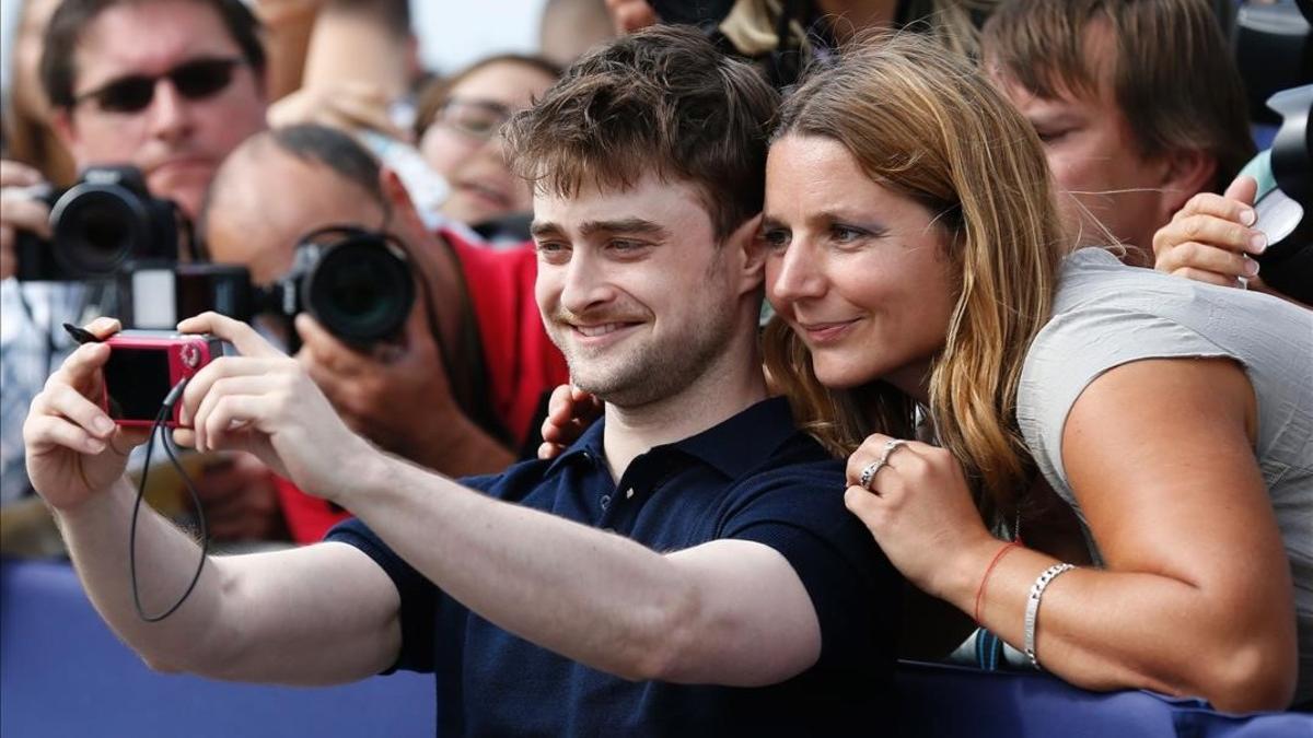 El actor Daniel Radcliffe, el pasado día 10 en el festival de Deauville, con una fan.