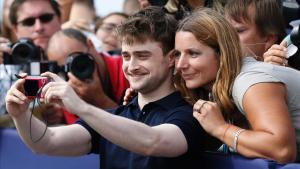 El actor Daniel Radcliffe, el pasado día 10 en el festival de Deauville, con una fan. 