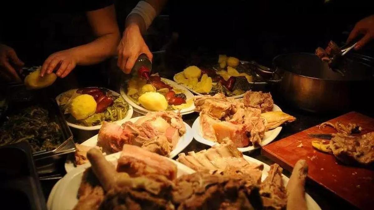 Bandejas con ingredientes de este plato en un restaurante por el Mes do Cocido