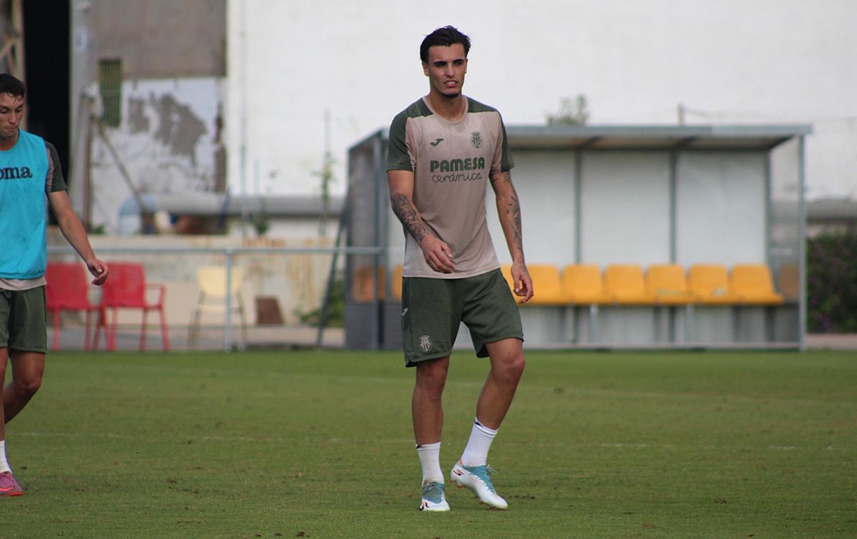Ismael Sierra, en un entrenamiento con el Villarreal B.