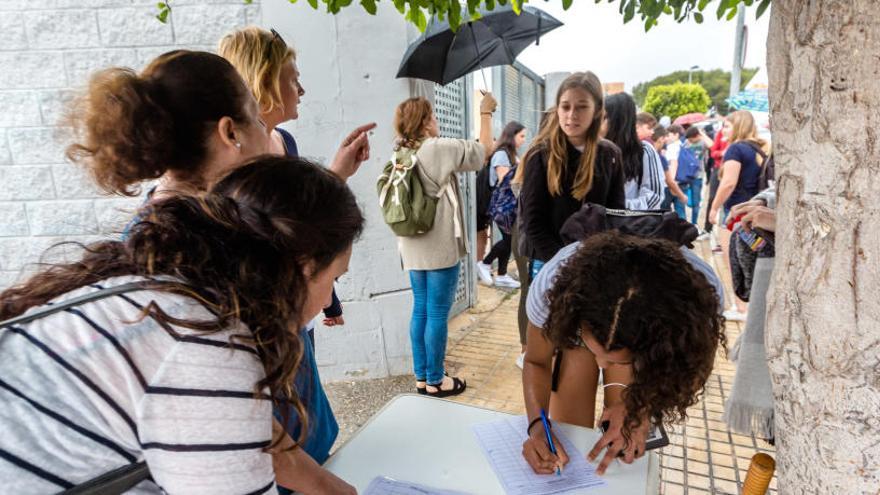 Un momento de la recogida de firmas de ayer en l&#039;Alfàs.