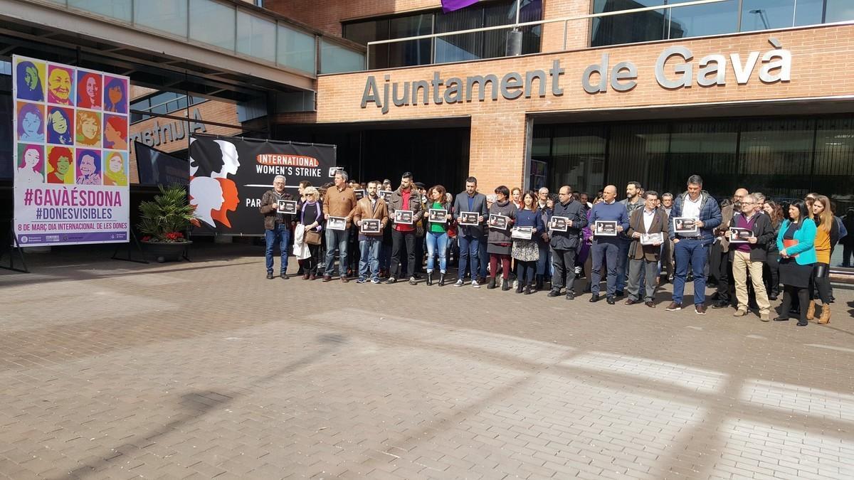 Acción frente al Ayuntamiento de Gavà en motivo de un Paro Internacional Feminista el pasado año