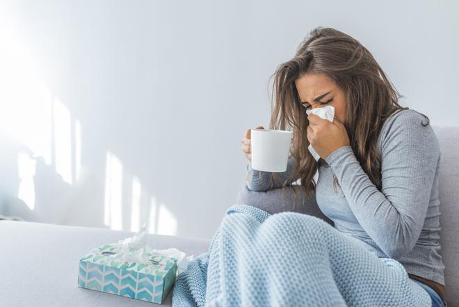 Mujer con síntimas de gripe o resfriado