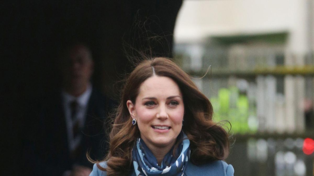 El exquisito look premamá azul de Kate Middleton