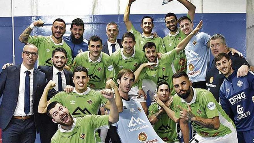 Los jugadores y tÃ©cnicos del Palma celebran el triunfo en el vestuario.