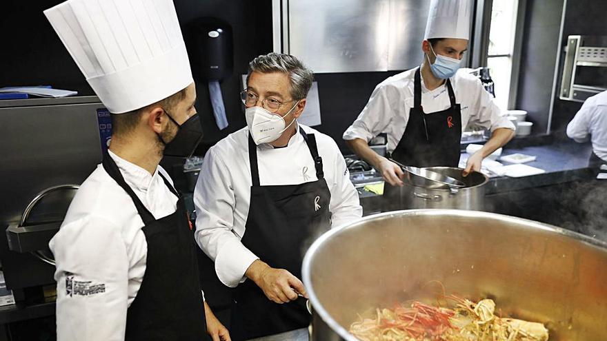 4 El vestuari elaborat amb material reciclat s’anirà introduint progressivament i l’acabaran usant tots els empleats del restaurant. F  | ANIOL RESCLOSA