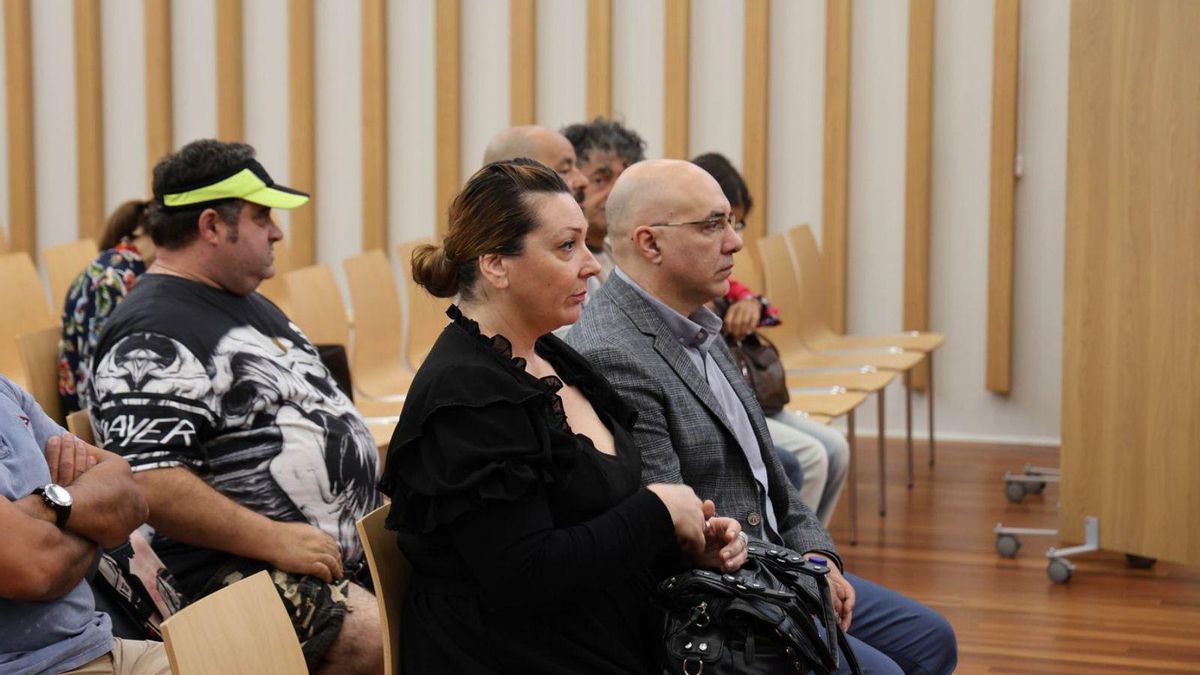 La conductora y su pareja, acusados de incendiar dos autobuses de Vitrasa, en el juicio. 26 junio 2025. Alba Villar