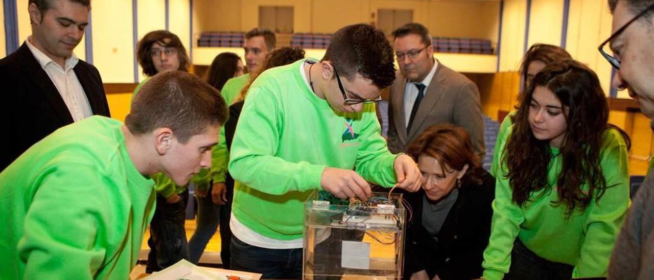 Mario Suárez explica el funcionamiento del prototipo a Teresa Sanjurjo (agachada) y a José Manuel González, en segundo término.