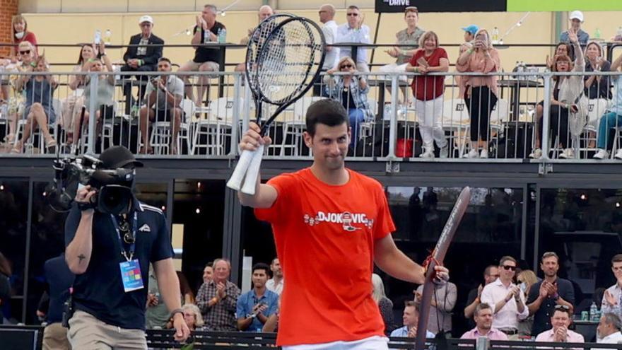 Novak Djokovic, en el torneo de exhibición de Adelaida previo al Open de Australia.