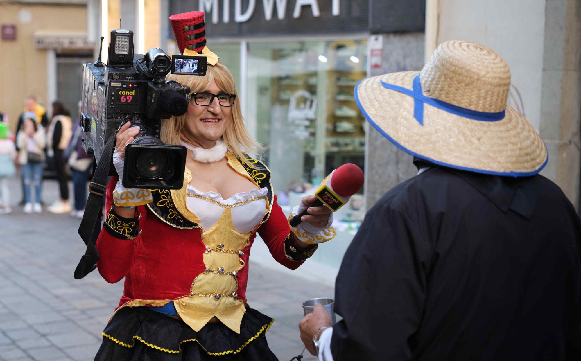 Los grupos del Carnaval actúan en la calle