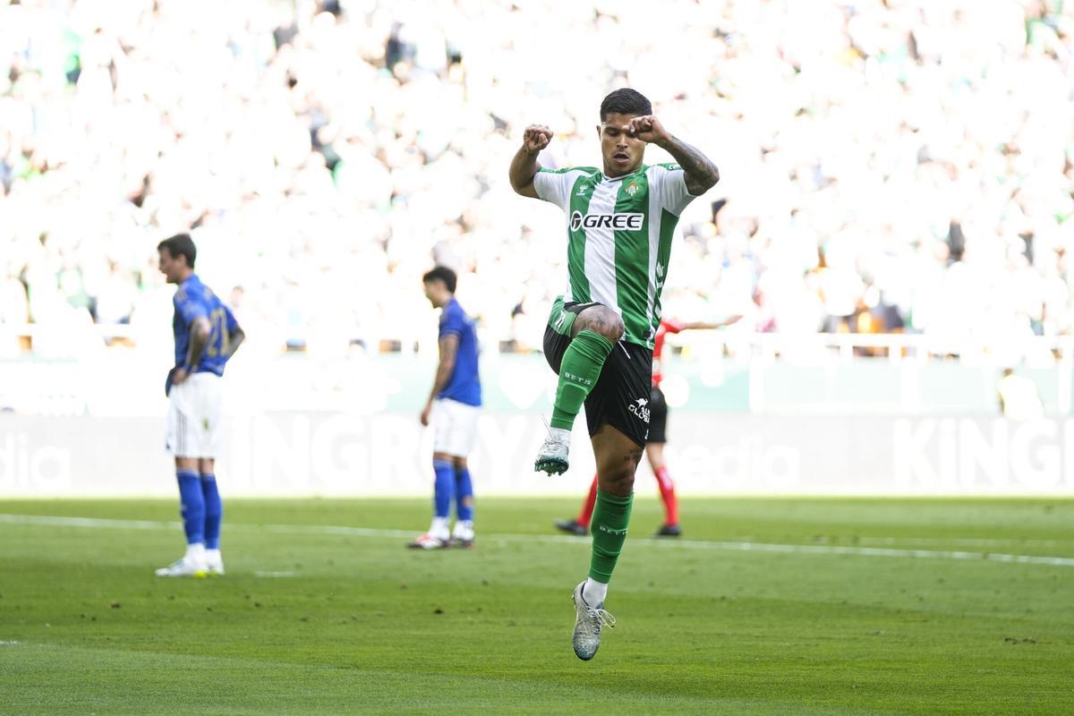 Cucho Hernández celebra uno de sus goles durante el Betis-Oviedo