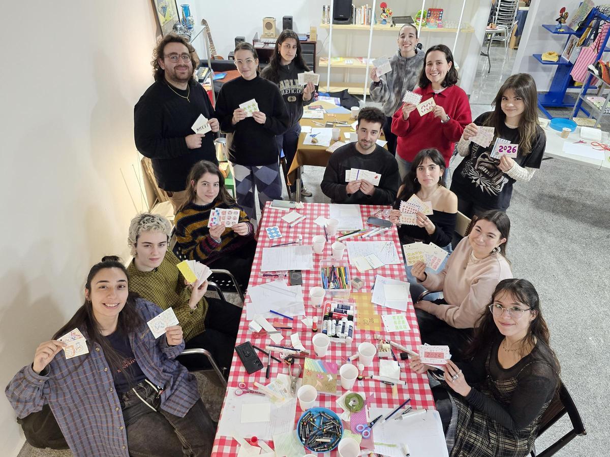 Participantes en la propuesta de ocio alternativo para hacer diferentes manualidades con "Toba.collective"