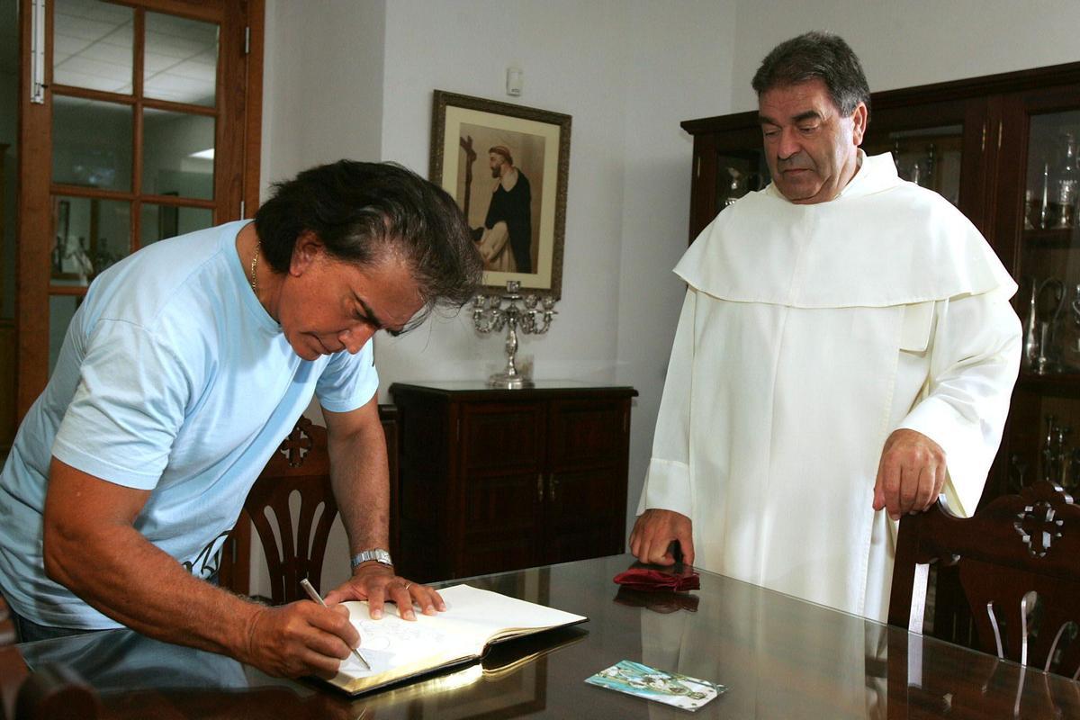 El cantante venezolano, José Luis Rodríguez &quot;El Puma&quot; (i), junto al párroco de la basílica de Candelaria, Jesús Mendoza.