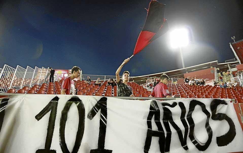 Dolor y rabia de aficionados del Mallorca en el último partido de Segunda