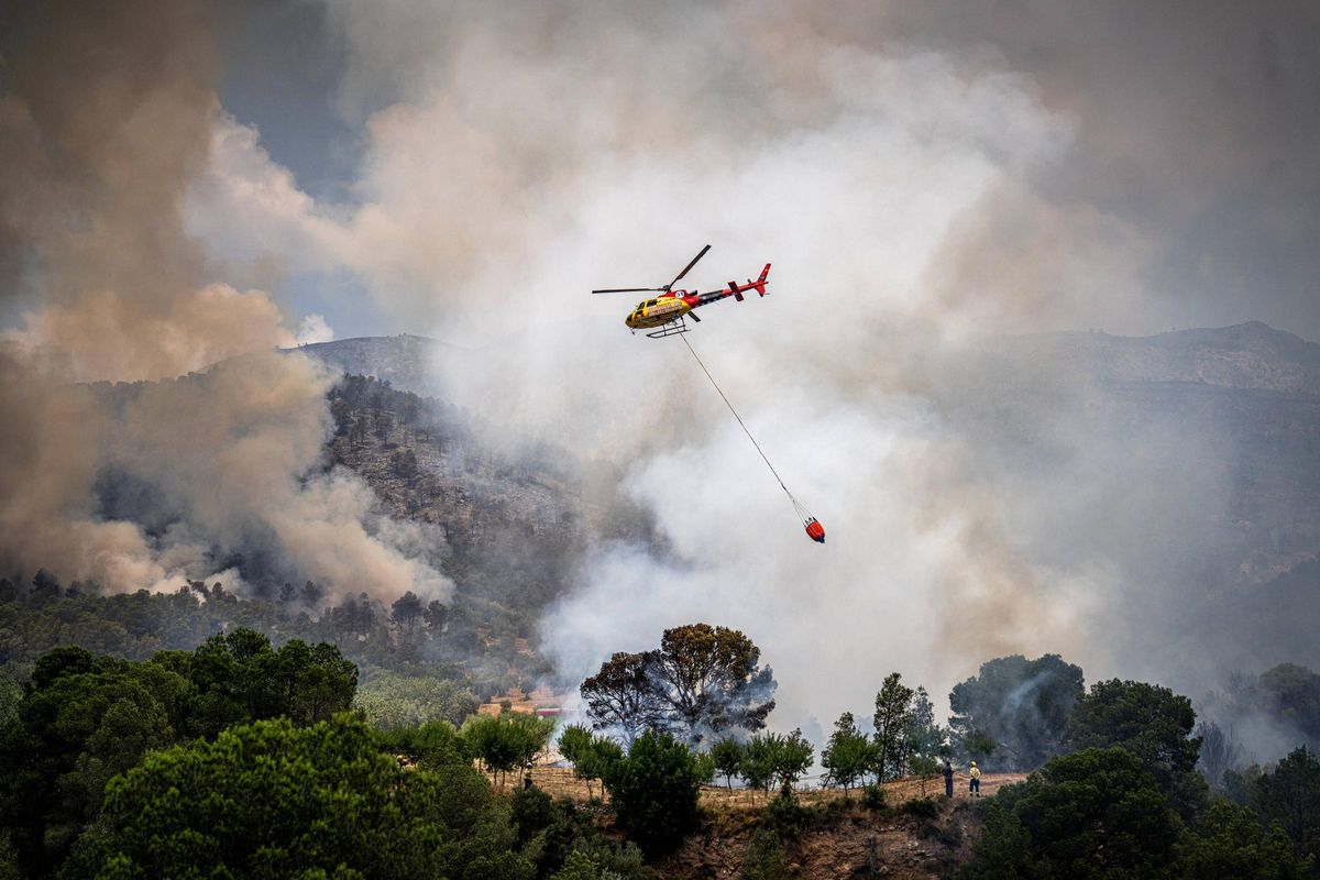 Dentro del incendio en Baix Ebre: los bomberos trabajan a contra reloj en el incendio forestal en Paüls