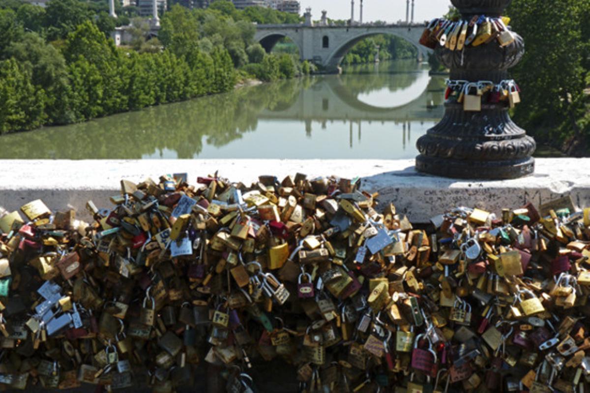 La moda dels anomenats ’cadenats de l’amor’, que les parelles d’enamorats van començar a col·locar al pont Milvio de Roma s’estén com una plaga per tot el món.