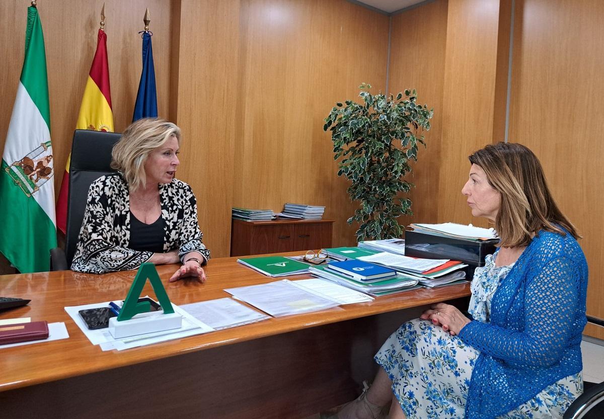 La delegada territorial de Empleo de la Junta, Carmen Sánchez, y la jefa de Formación, Cristina Guerrero.