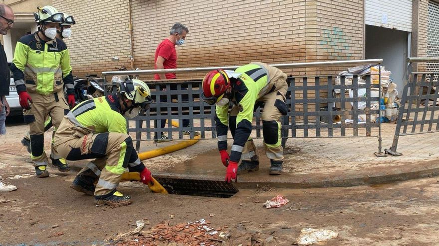 Los bomberos de Zamora trabajan sobre el terreno en la zona cero de la DANA