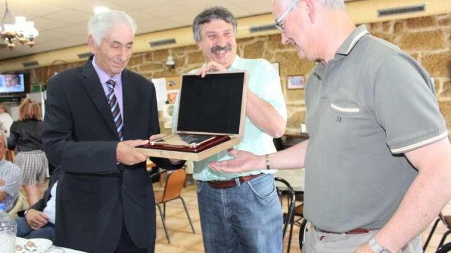 Jorge Canda y Manuel Rial entregan la placa a Gonzalo Porto (c).