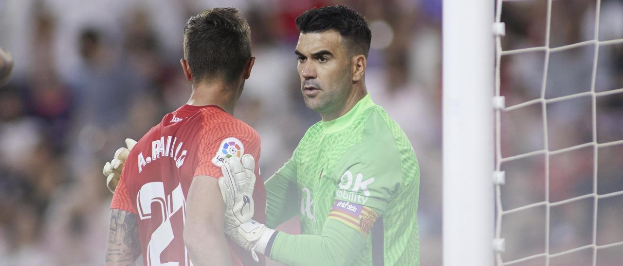 Reina se abraza a Raíllo durante el partido disputado en el Sánchez Pizjuán.