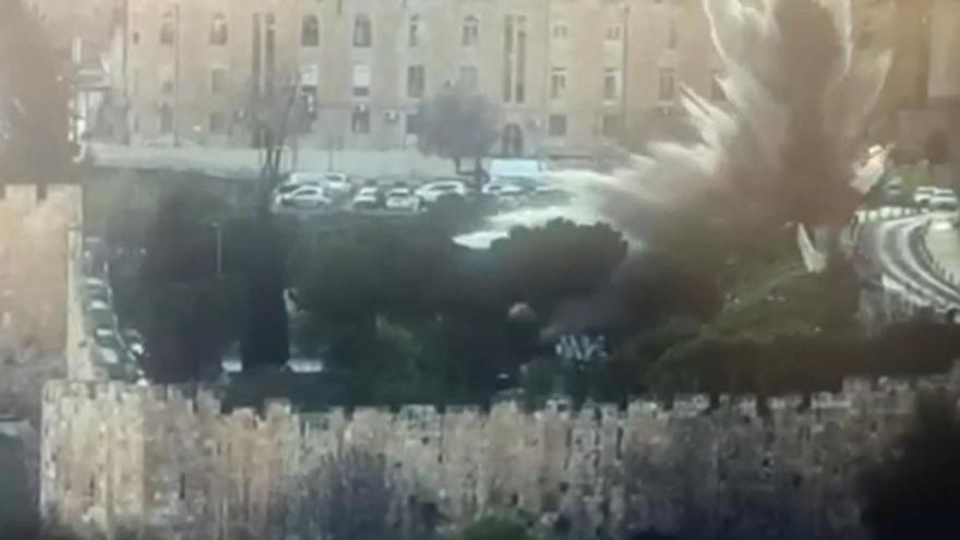 MISIL GUERRA ISRAEL IRÁN | Momento en que el fragmento de un misil impacta en Jerusalén