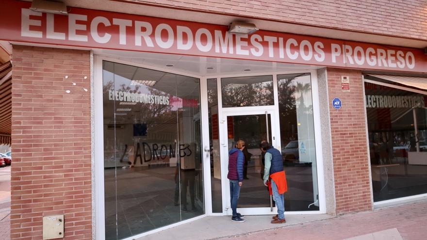 Decenas de afectados por el cierre de una tienda de electrodomésticos en Murcia: &quot;Ladrones y estafadores&quot;