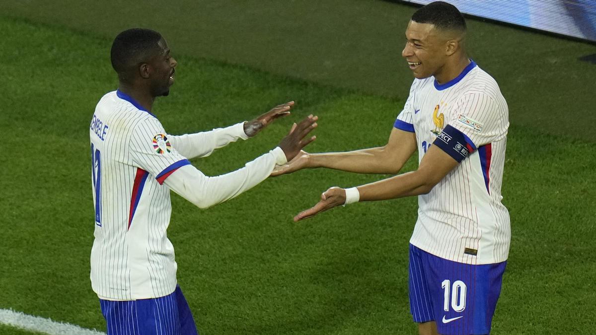 Dembélé y Mbappé se felicitan tras el autogol de Wöber en el Austria-Francia.