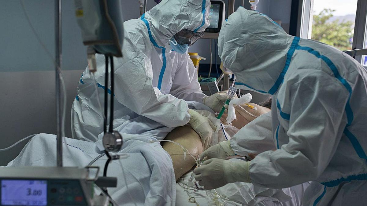 Sanitarios atienden a un paciente con COVID en una UCI gallega.