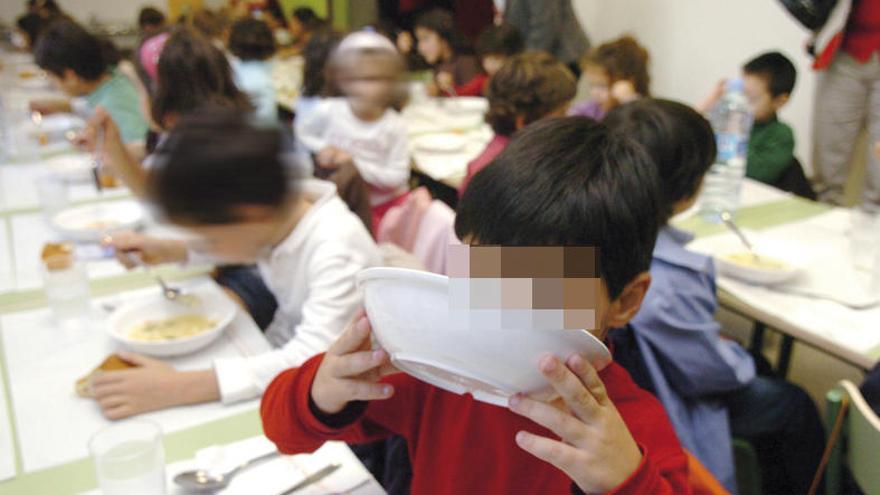 Un niño sostiene un plato de sopa en un comedor escolar. // G.S.