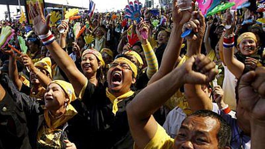 Manifestantes antigubernamentales concentrados en el aeropuerto Suvarnabhumi de Bangkok, celebran la decisión del Tribunal Constitucional, .