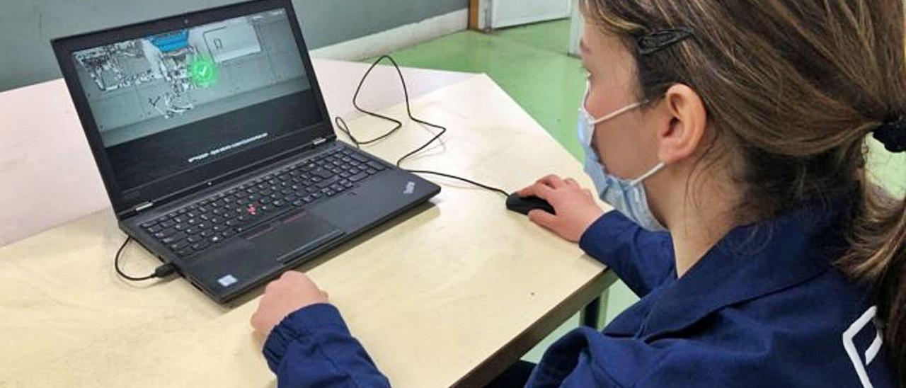Una trabajadora de Stellantis aprende un puesto a través de un simulador 3D en el ordenador.