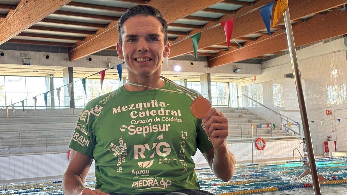Paco Salinas, con una de las medallas ganadas en Cádiz.