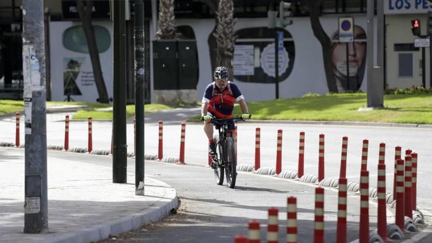 Un ciclista circula por un carril bici en Murcia.