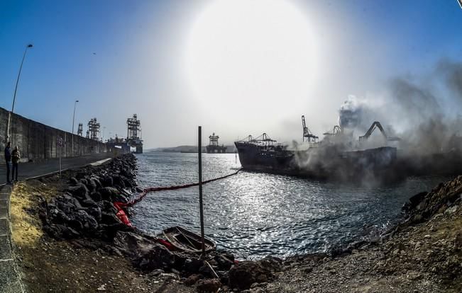 Incendio de un barco en el Muelle Reina Sofia