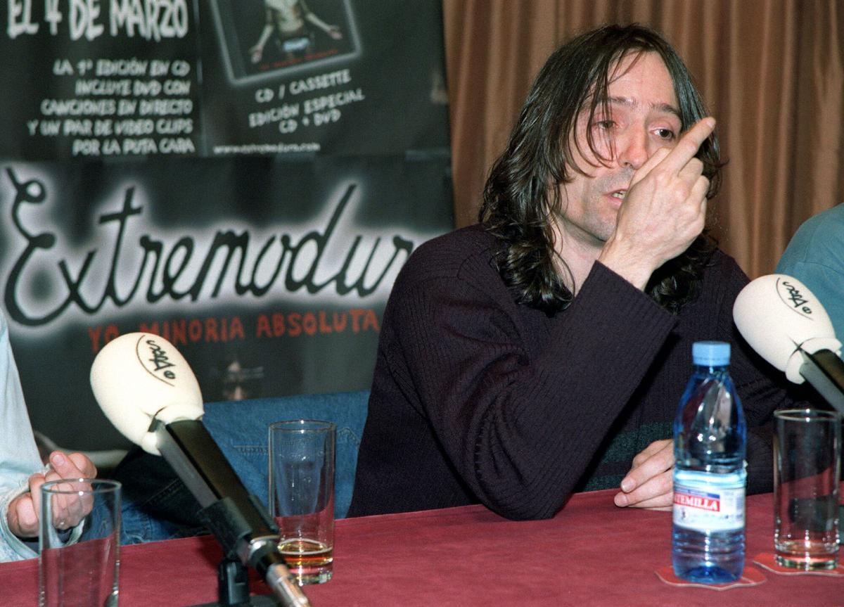 ?EFEEFE -LUIS ALVAREZ-14/03/02-MADRID- MD-37 Madrid, 14/03/02.- Robe Iniesta -voz y guitarra- del grupo de rock Extremoduro reuni? hoy a los medios de comunicaci?n en la Sociedad General de Autores (SGAE), para hablar de su nuevo trabajo Yo, minor?a absoluta, y anunciar una gira de conciertos que comenzar? en junio. EFE/LUIS ALVAREZ