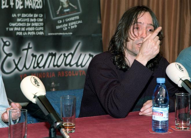 ?EFEEFE -LUIS ALVAREZ-14/03/02-MADRID- MD-37 Madrid, 14/03/02.- Robe Iniesta -voz y guitarra- del grupo de rock Extremoduro reuni? hoy a los medios de comunicaci?n en la Sociedad General de Autores (SGAE), para hablar de su nuevo trabajo Yo, minor?a absoluta, y anunciar una gira de conciertos que comenzar? en junio. EFE/LUIS ALVAREZ