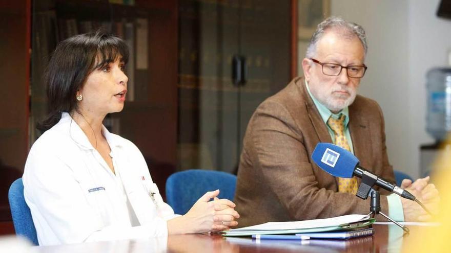 Elena Méndez Infiesta y Enrique González, ayer, en el Hospital San Agustín.