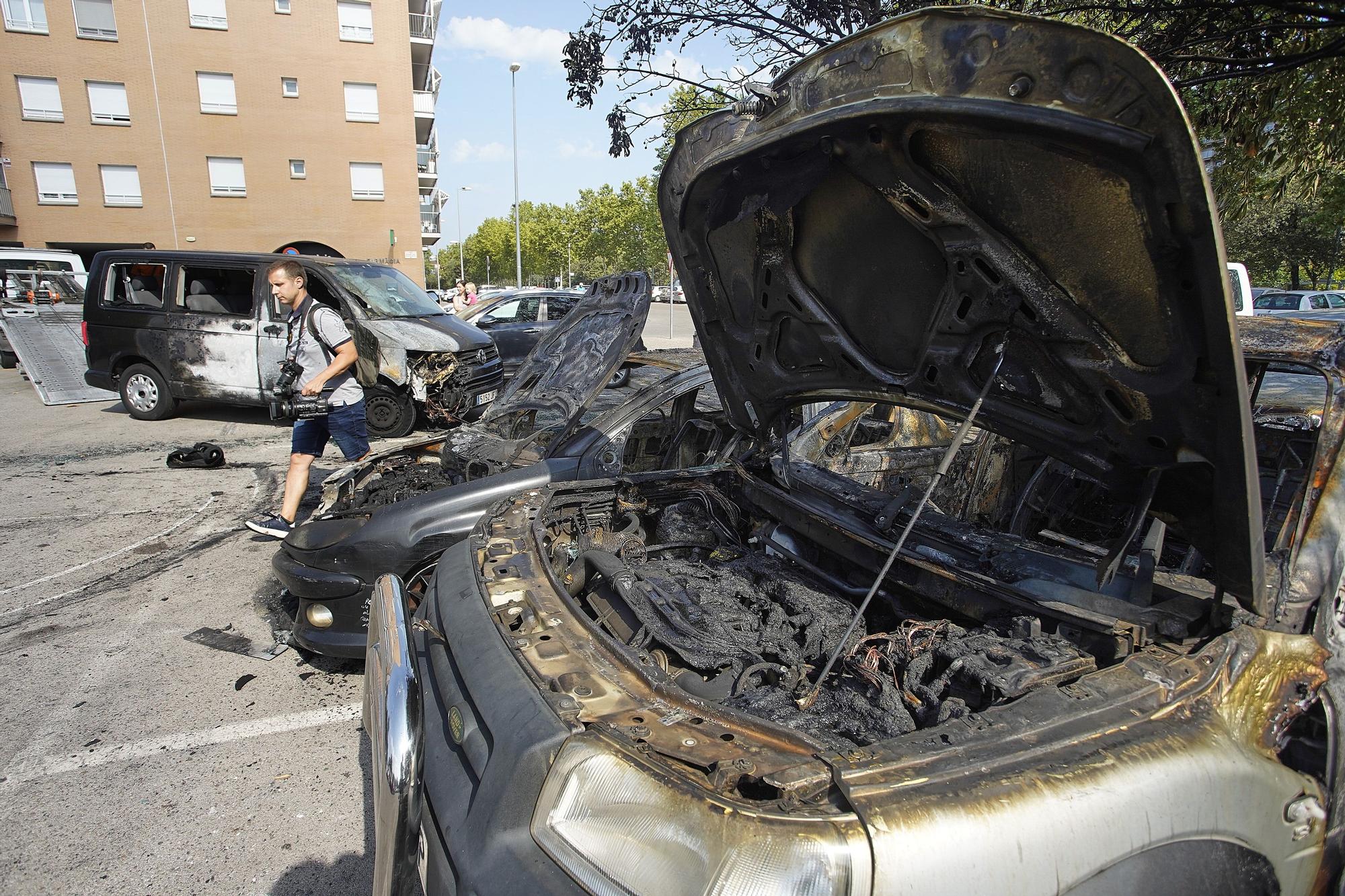 Incendi de vehicles al pàrquing del parc del Migdia