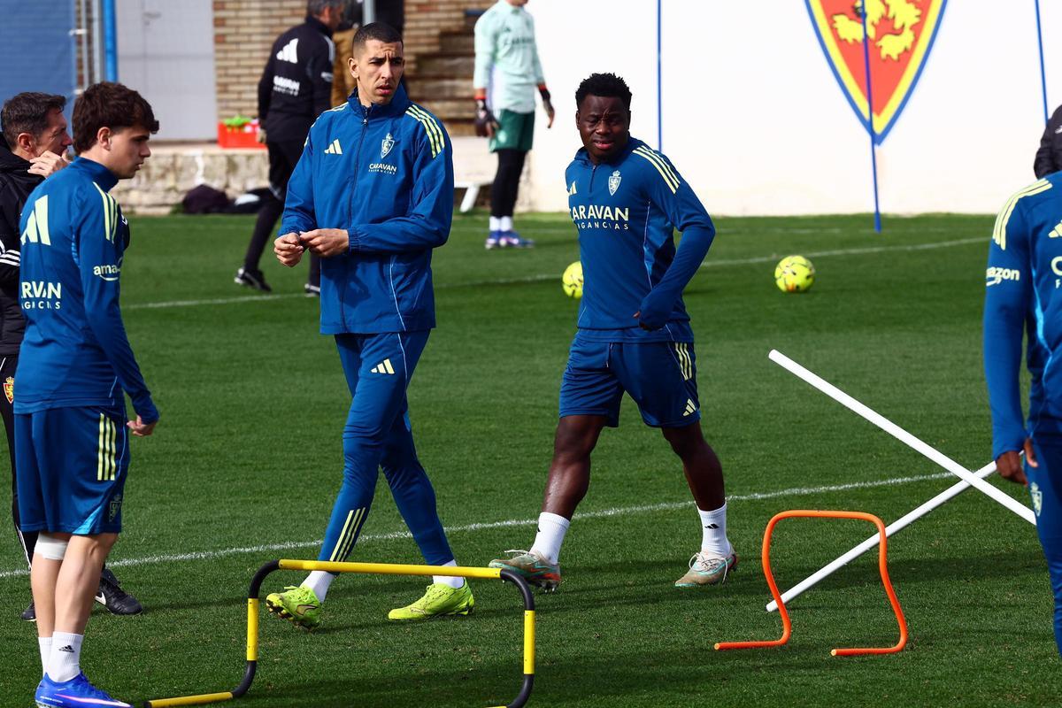 El Yamiq, junto a Mawuli en un entrenamiento en la Ciudad Deportiva.
